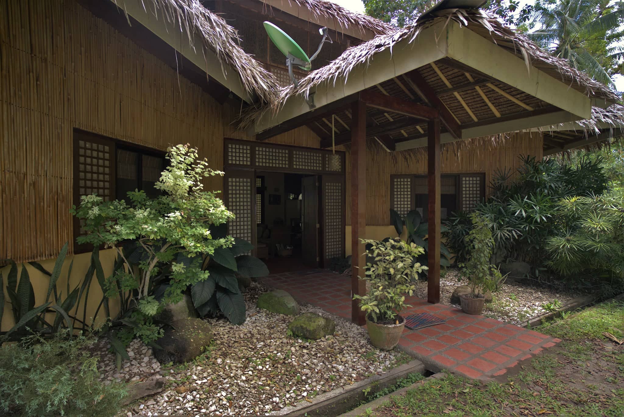 House with Separate Guest house in 3280 m2 Lot in Liptong, Bacong